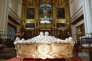 Presentación de la urna de plata restaurada del sepulcro de Santa Teresa en Alba