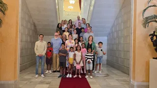 La concejala de Familia e Igualdad de Oportunidades, Miryam Rodríguez, recibe a las familias participantes en el programa ‘Vacaciones en Paz’ de la Asociación de Amigos del Pueblo Saharaui de Salamanca