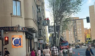 Bomberos de Salamanca revisan la fachada en la calle de María Auxiliadora