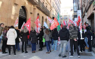 Los sindicatos se movilizan por tercera semana consecutiva para exigir un "salario digno" frente a la Diputación | Salamanca24horas