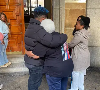 Familiares de Yess María Pérez se abrazan a la entrada de la Audiencia Provincial