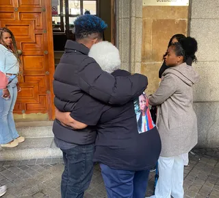 Familiares de Yess María Pérez se abrazan a la entrada de la Audiencia Provincial