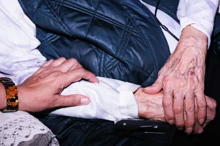 Una mujer cuidadora atiende a un anciano, en una imagen de archivo