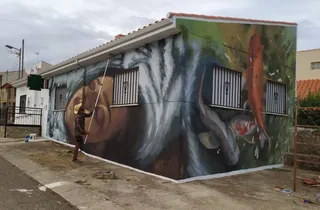 Mural pintado en la fachada de la farmacia de Pereña