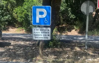 Señales de aparcamiento para minusválidos ubicada en Las Batuecas