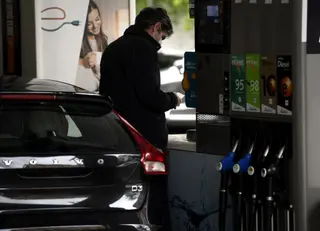 Un hombre echa gasolina a su coche en una gasolinera el día en el que se ha publicado que el Índice de Precios de Consumo (IPC) recortó en abril siete décimas su tasa interanual, hasta el -0,7%.