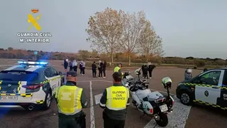 Las jugadoras tuvieron que esperar junto a la Guardia Civil a que llegara otro vehículo para trasladarlas