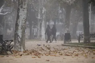Gente en el parque de la Alamedilla en invierno con frío y niebla | Foto Andrea M
