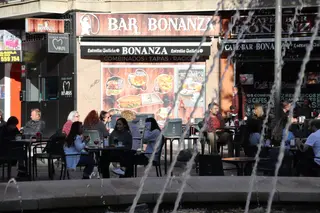 Terraza con gente en la Plaza del Oeste, otoño