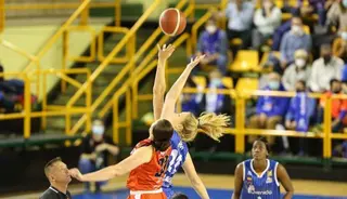 Hof, en el salto inicial ante Ensino Lugo / FOTO SALAMANCA24HORAS.COM