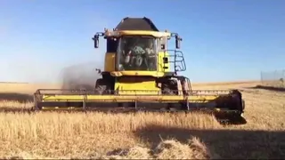 Una cosechadora en el campo