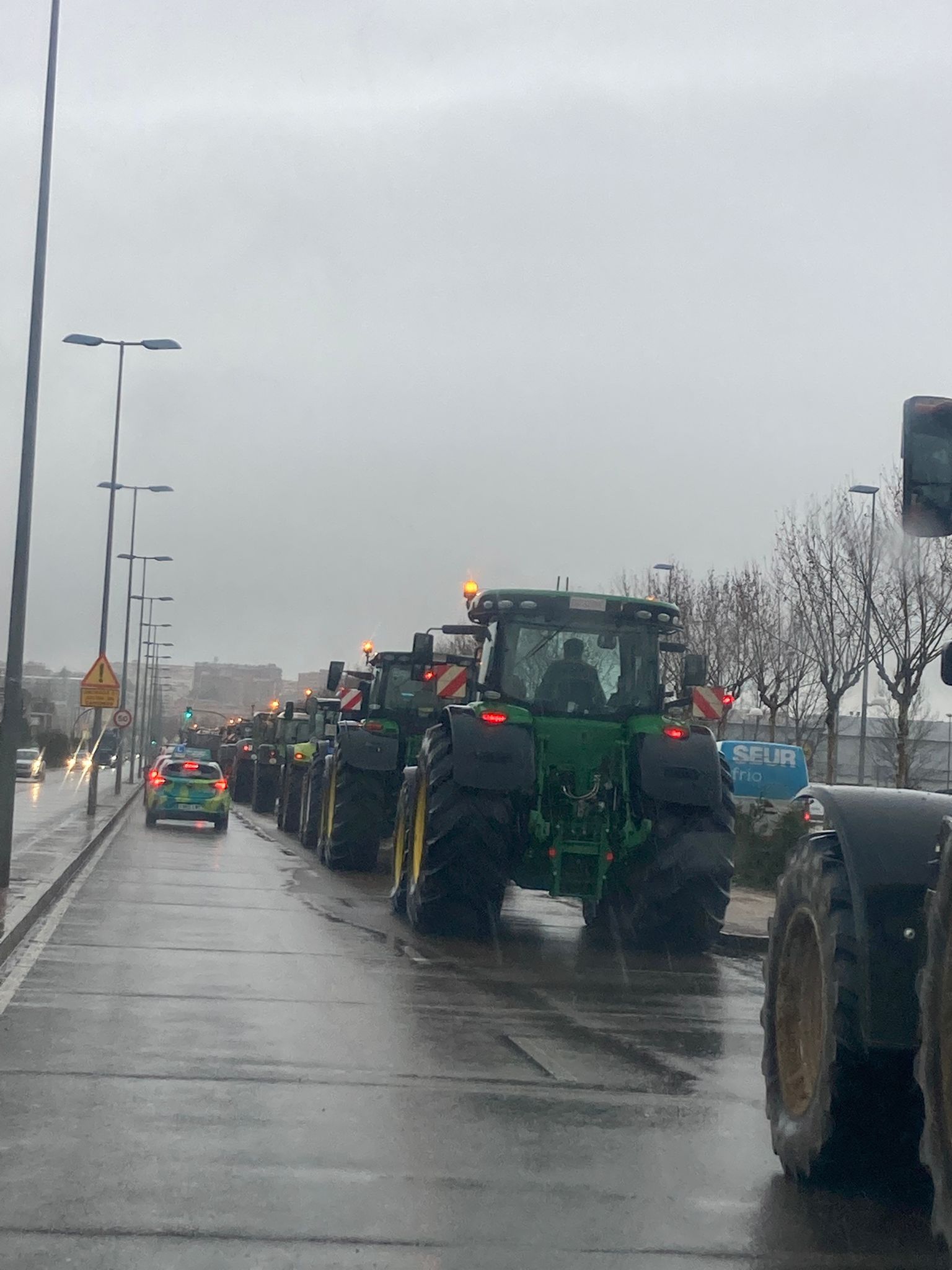 Tractores a su paso por la avenida de la Serna, con retenciones