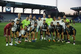 Los jugadores de Unionistas posan con el trofeo del Memorial UDS | FOTO JUANES