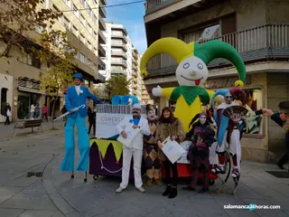 Los 'Comercilocos' y otros seres de la Navidad invaden Salamanca (4)