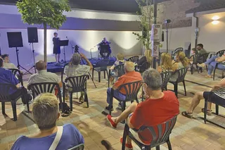 Actuación de Michel y Ana, profesores de la Escuela municipal de Música, en el parque de la Huerta.