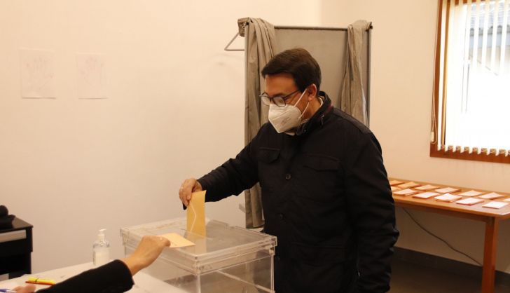 El número uno de la lista del PSOE por Salamanca, Fernando Pablos, vota en el Centro de Día de Aldeatejada | Salamanca 24 Horas