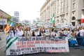 Varias personas durante una concentración por la protección y mejora de la prestación económica CUME, frente al Congreso de los Diputados. EP