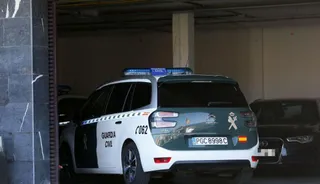 coche de la guardia civil agentes foto de archivo