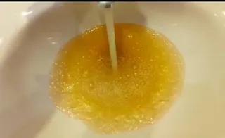 El reventón en el polígono El Montalvo tiñe de marrón el agua de Salamanca