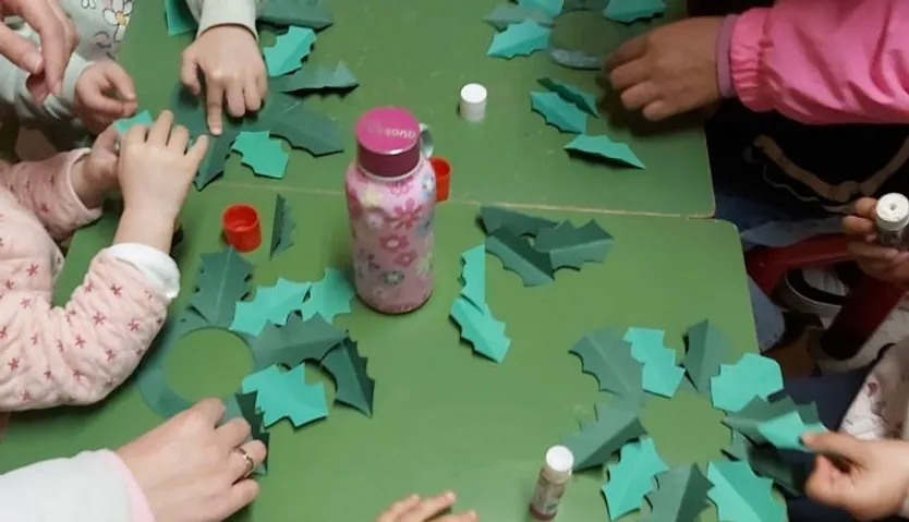 Un taller de adornos de acebos para niños en Terradillos (10)