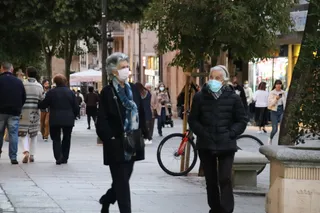 Gente paseando por la Calle Zamora en otoño