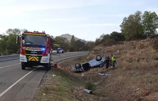Dos personas resultan heridas tras volcar su turismo en Puente del Congosto. Foto: Bomberos de Béjar