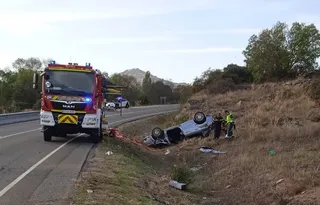 Dos personas resultan heridas tras volcar su turismo en Puente del Congosto. Foto: Bomberos de Béjar