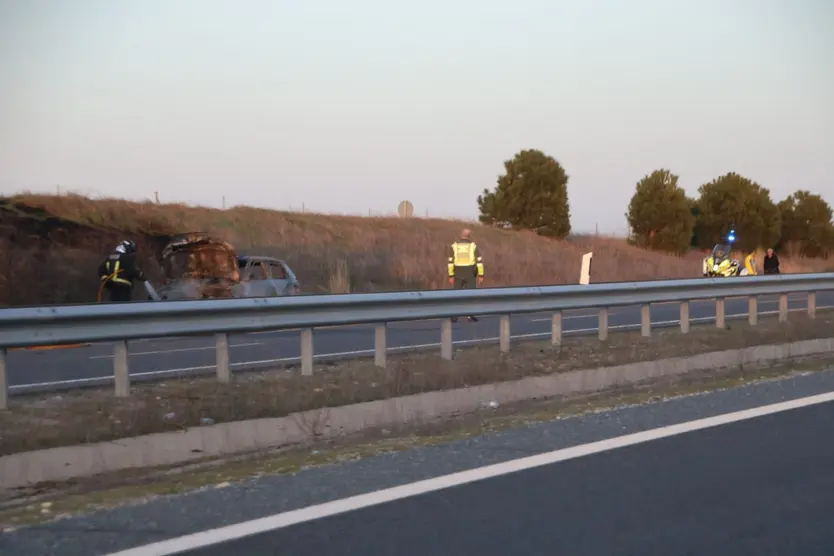 Coche echa a arder en la A50