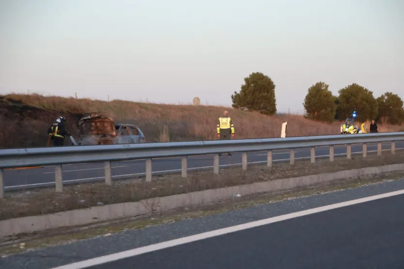 Coche echa a arder en la A50
