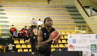 Nelson Yengue lanza un tiro libre | FOTO SALAMANCA24HORAS.COM