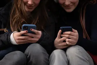 Dos Jóvenes Usando El Teléfono Móvil | Imagen David Zorrakino Europa Press