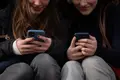 Dos Jóvenes Usando El Teléfono Móvil | Imagen David Zorrakino Europa Press