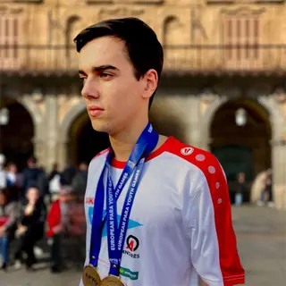 Diego Ruiz, altela paralímpico salmantino en la Plaza Mayor de Salamanca | Imagen facilitada por el propio deportista