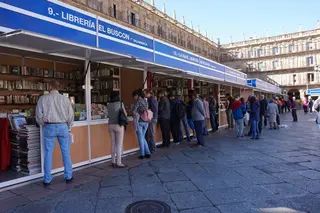 El buen tiempo asegura una alta afluencia de público en la Feria del Libro Antiguo y de Ocasión