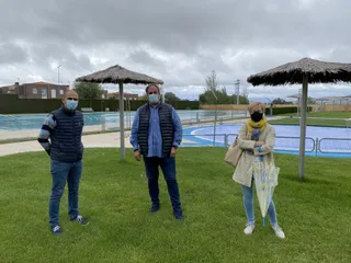 Una representación de la Corporación visita las piscinas municipales de Guijuelo