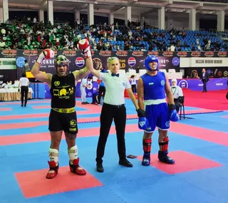 Richi Huerta celebra la victoria en un combate en Uzbekistán