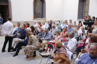David Mingo, clausura el proyecto expositivo “Mar de Encinas” y asiste al concierto de clausura que ofrecerá la pianista María Guerras.