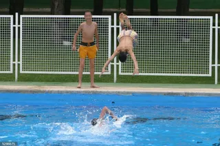 Joven realiza una zambullida en una piscina