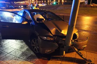 GALERÍA | Un conductor impacta contra una farola de la Avenida José Núñez Larraz