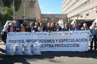 Protesta agricultores salmantinos en Valladolid por el bajo precio del cereal. Foto de archivo