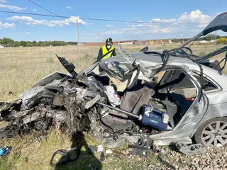 Herido grave tras el choque frontal de un camión y un turismo en la N-601 en La Pedraja del Portillo. Foto Bomberos Diputación de Valladolid
