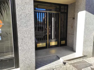 Puerta de edificio con rampa de acceso para personas de movilidad reducida