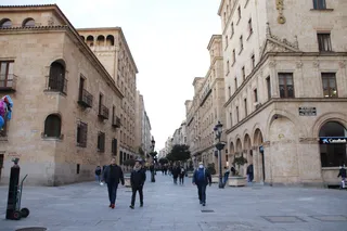 Gente paseando por la calle Zamora