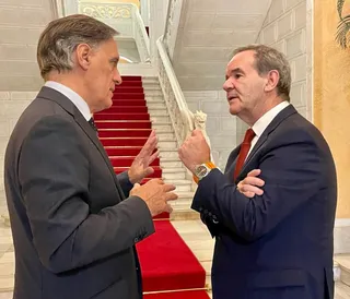 El alcalde de Salamanca, Carlos García Carbayo, nombra Huésped Distinguido a Andrés Allamand, Secretario General Iberoamericano