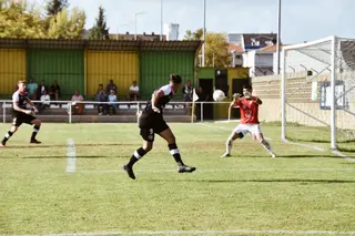Gabri chuta ante La Virgen | FOTO SALAMANCA CF UDS