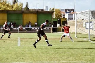 Gabri chuta ante La Virgen | FOTO SALAMANCA CF UDS