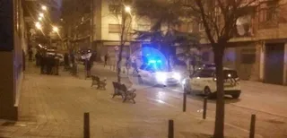 La Policía Local sorprende a seis jóvenes pateando papeleras en el paseo San Antonio