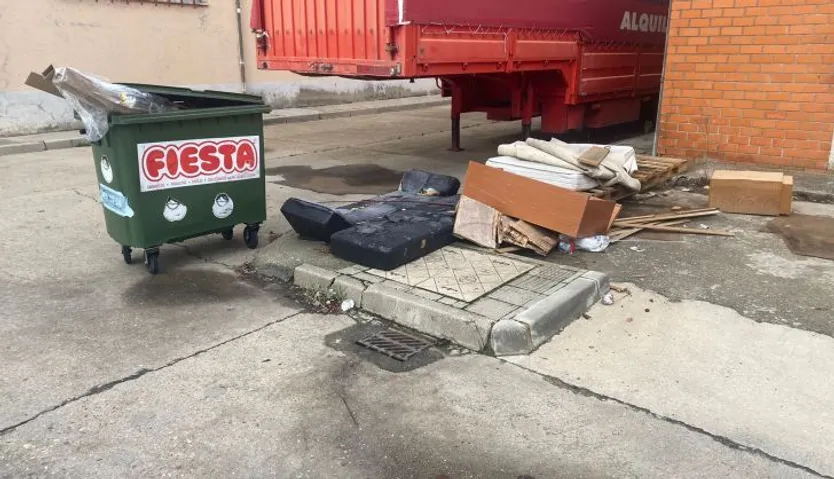 Villares, muebles y basura en el polígono industrial (1)