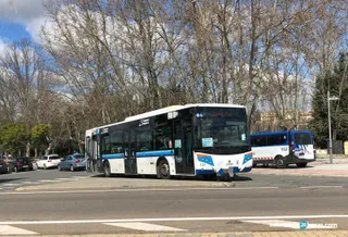 Complicaciones en la entrada a Salamanca por el puente Enrique Estevan por un accidente entre un autobús y un turismo