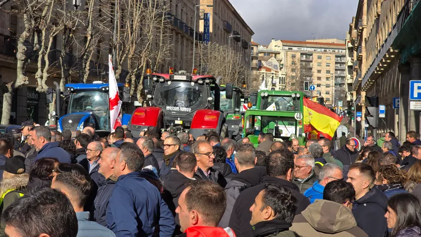 Marcha con tractores y vehículos de campo contra Mercosur ocupando Gran Vía